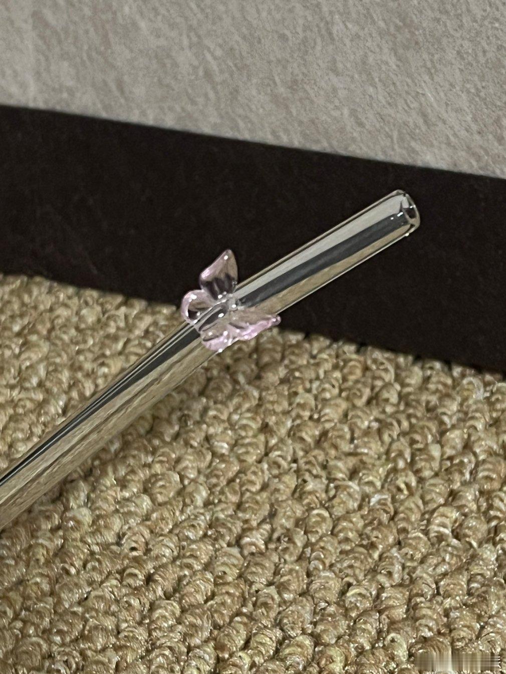 尽量少用玻璃吸管我一直觉得玻璃吸管要比别的吸管干净，毕竟玻璃管如果脏的话一眼就看
