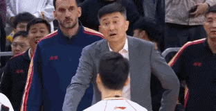 最后时刻广东被浙江男篮的约克三分球绝杀！杜指导非常不满意，原因就是裁判判罚的问题