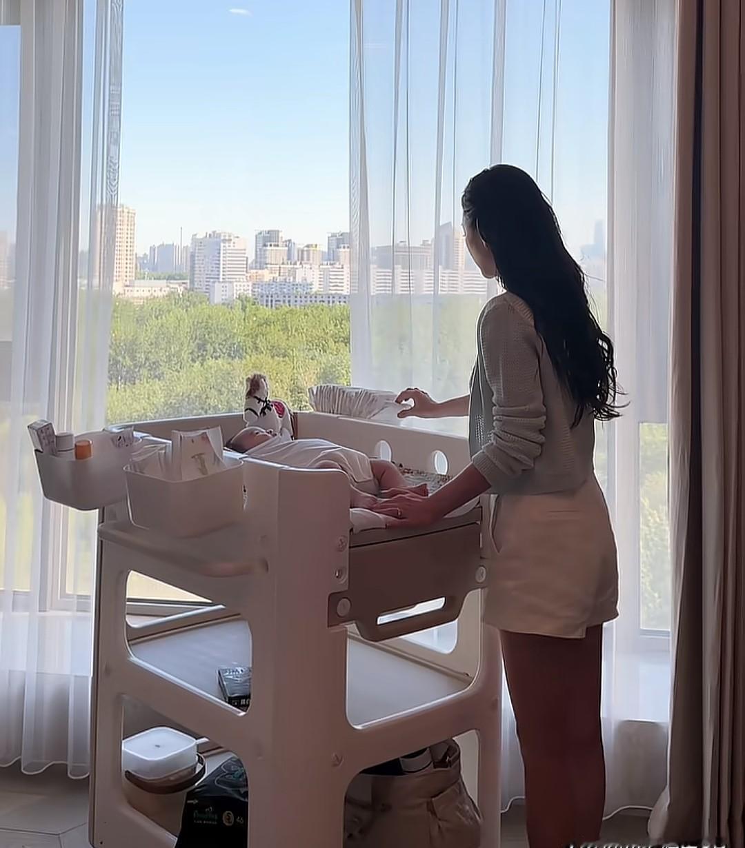 小杨阿姨要走了。
她在汪小菲家干了十几年。
汪小菲在直播间喊过她“家人”，夸过她