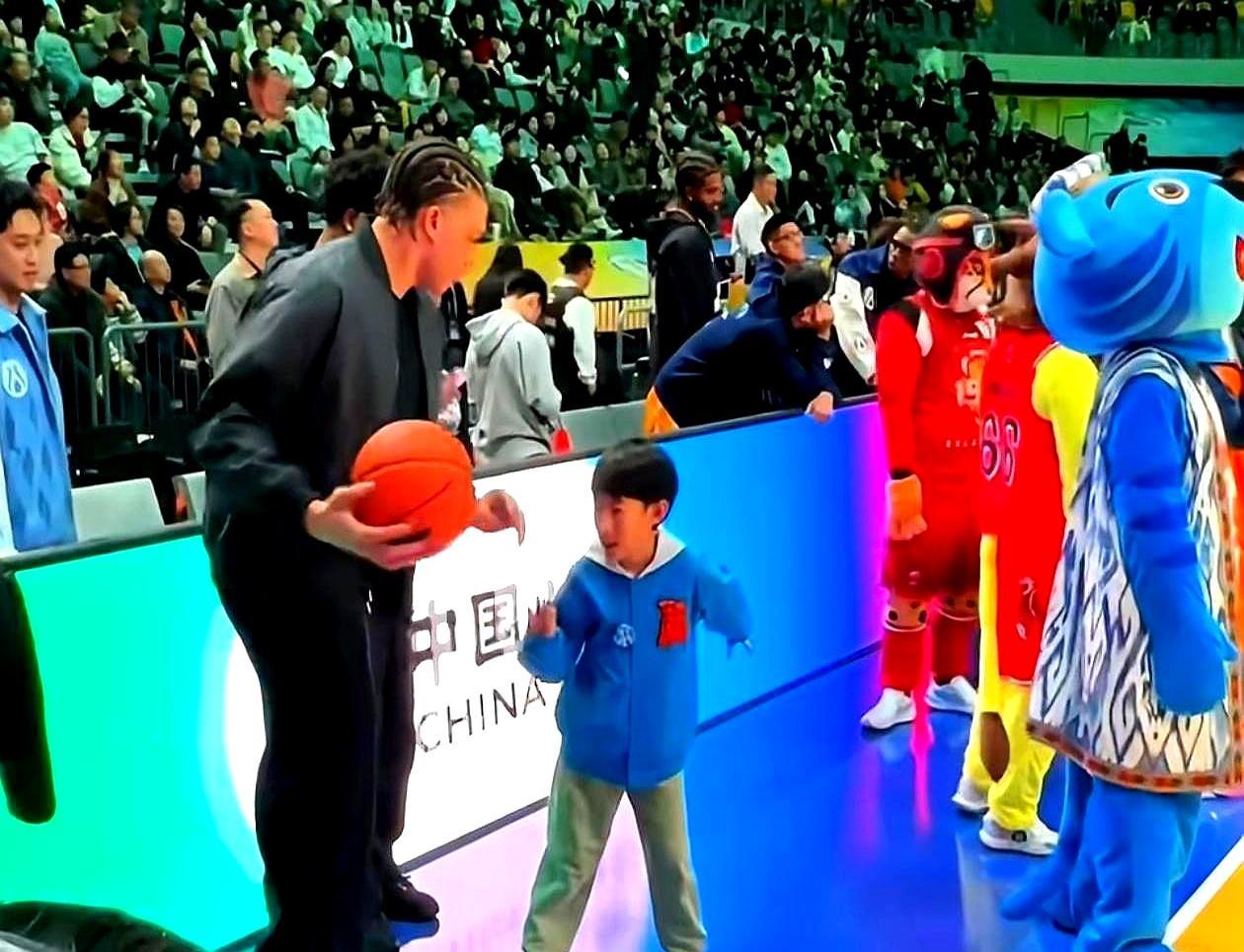 打了十几年球的周琦万万没想到，自己攒了半辈子的球迷缘，早晚要被7岁的儿子糊糊赶超