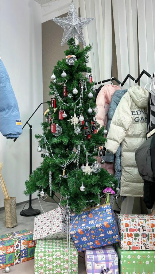EDG俱乐部尽显人情味，工作人员分享基地圣诞树 EDG发布圣诞树照片，网友发现圣