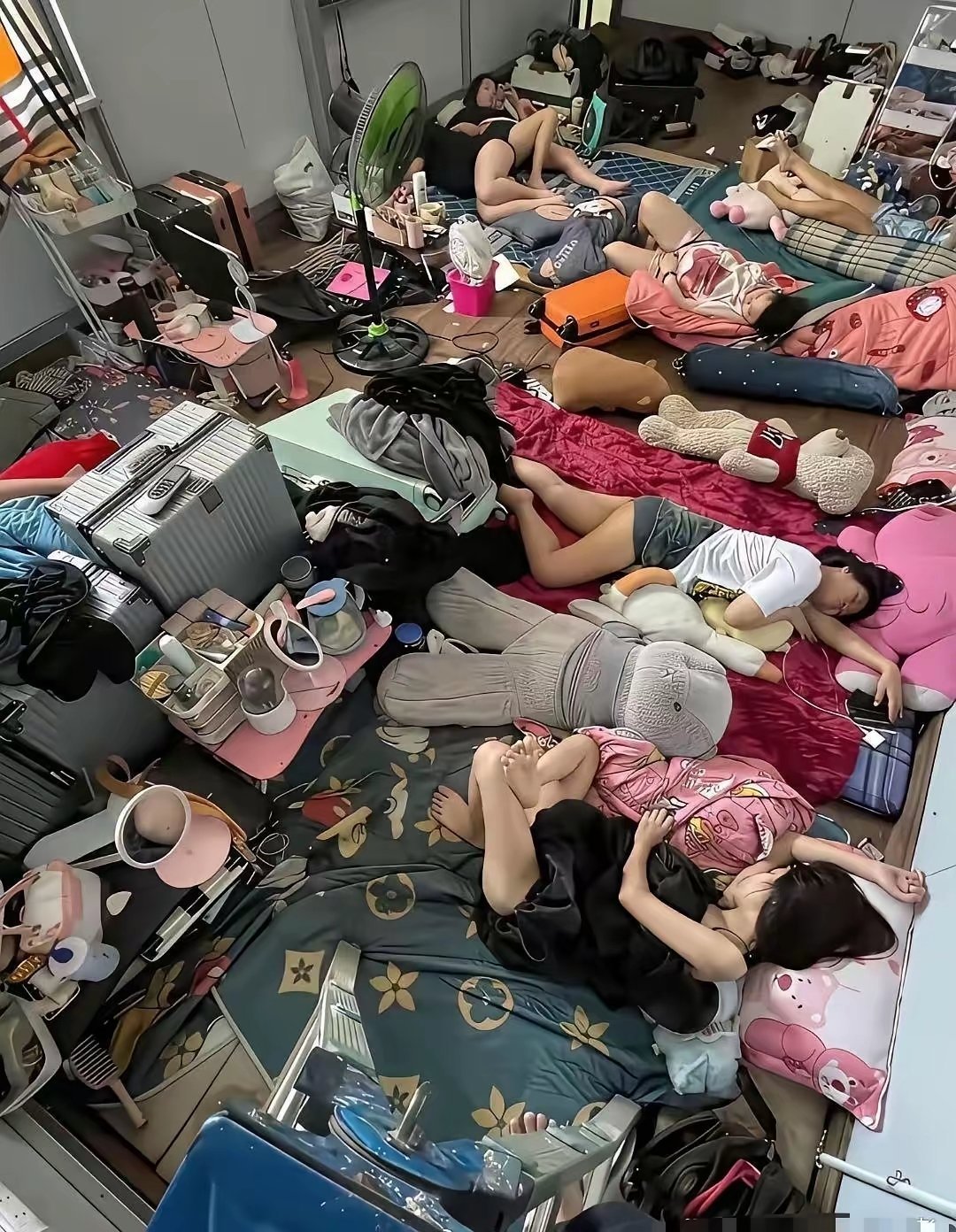 这种寝室你们可以住下去吗？ 