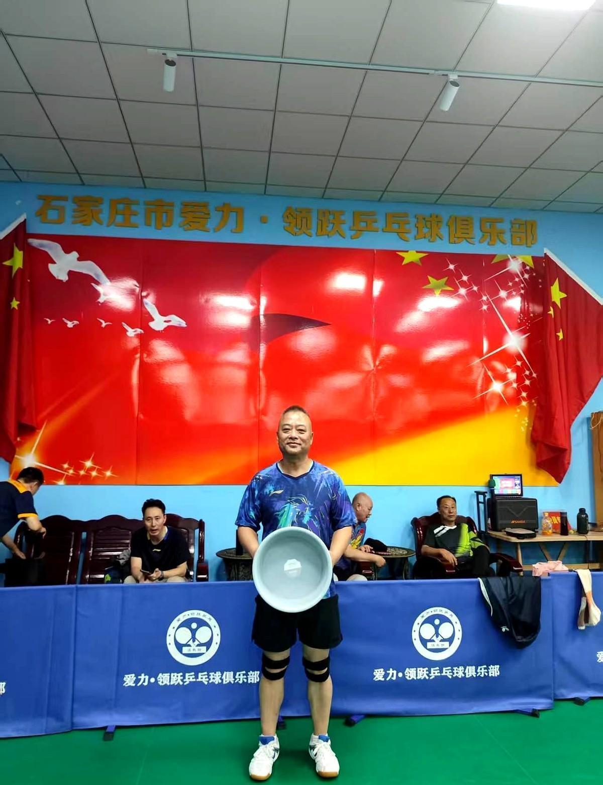 银牌挂脖子那刻，全场安静了。
不是冠军，是老师。
邹立志跑赢的，从来不是别人，是