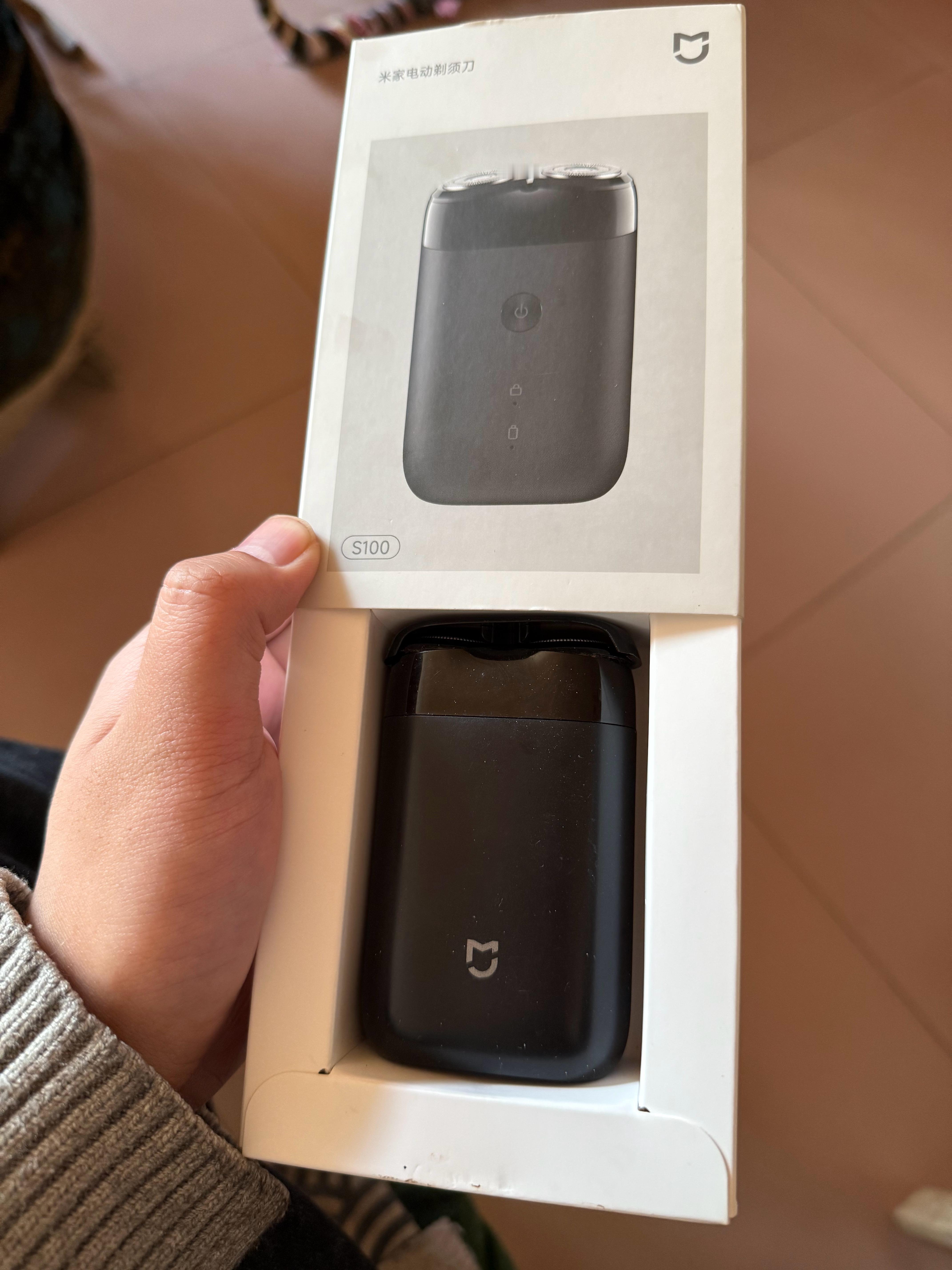 给我爷买了个米家电动剃须刀，用了几天跟我说咋没充电器啊？不过确实年轻人不在意的东