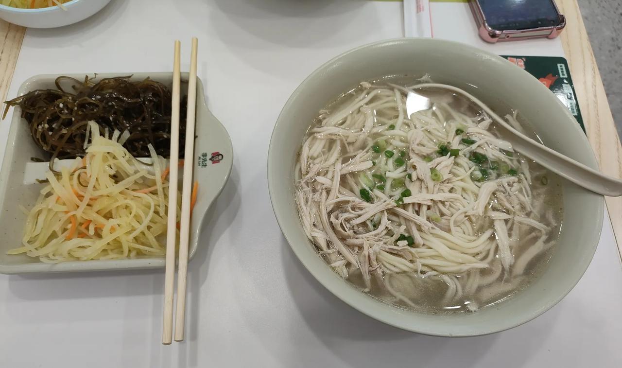 辽阳天福路上李先生家的鸡丝面。