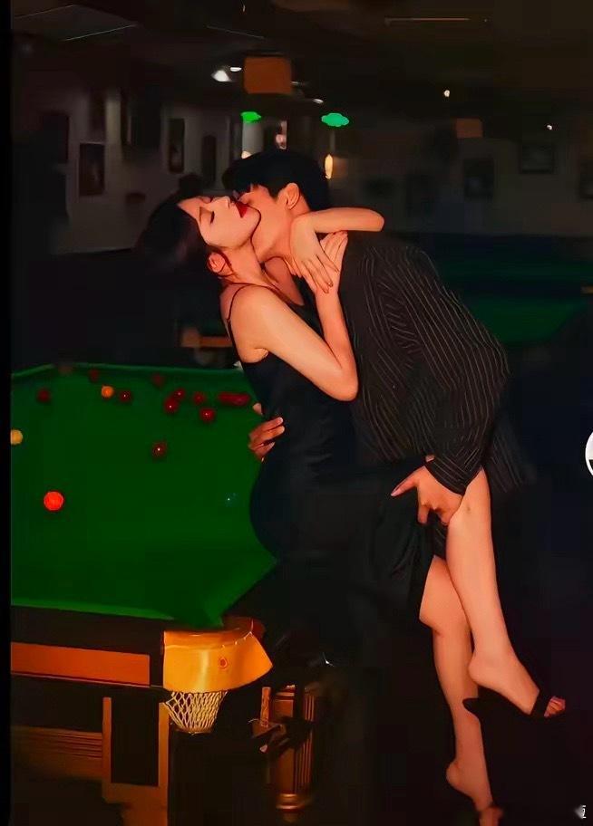 黄一鸣与男友在台球室接吻王思聪前女友黄一鸣，晒和现任男友台球室接吻照，说实话，没