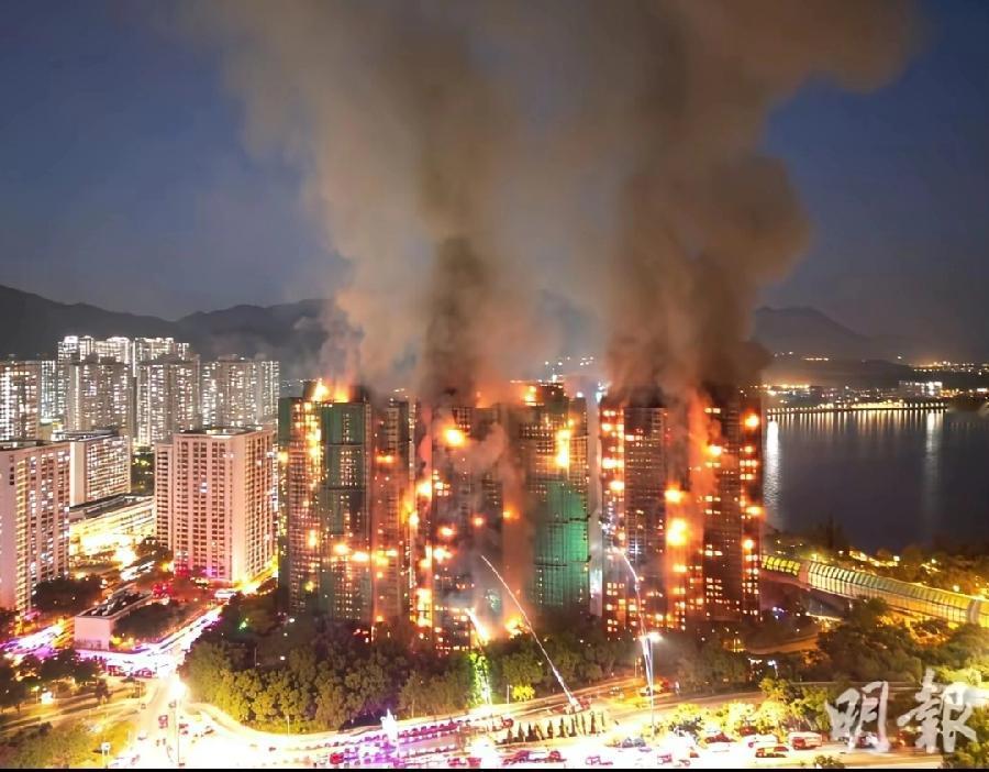香港这次火灾，太恐怖了，七八栋高层居民楼，扎堆一起烧，这得多少户居民，住了多少人