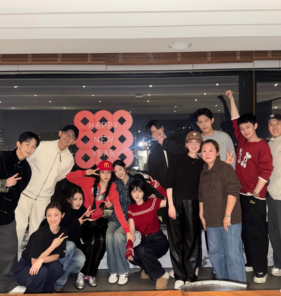 虞书欣今日自拍～穿了一身红，新的一年继续红红火火🔥 