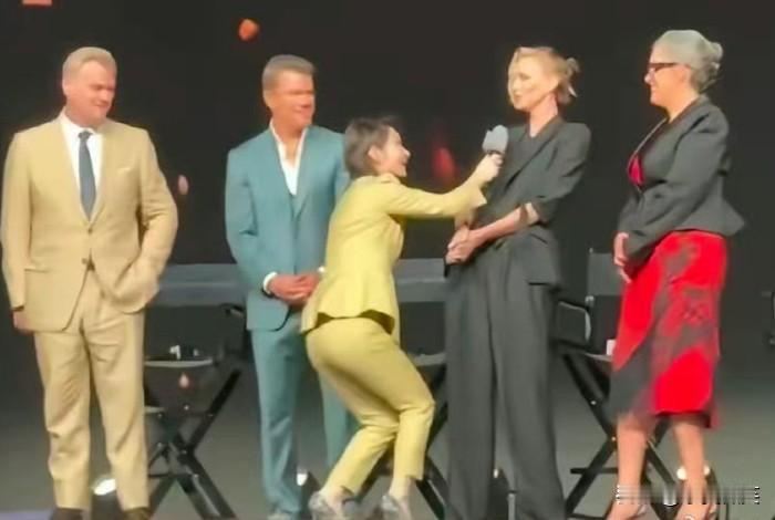 如果你是他们四位当中的一员，你会如何评价这位女主持人呢？