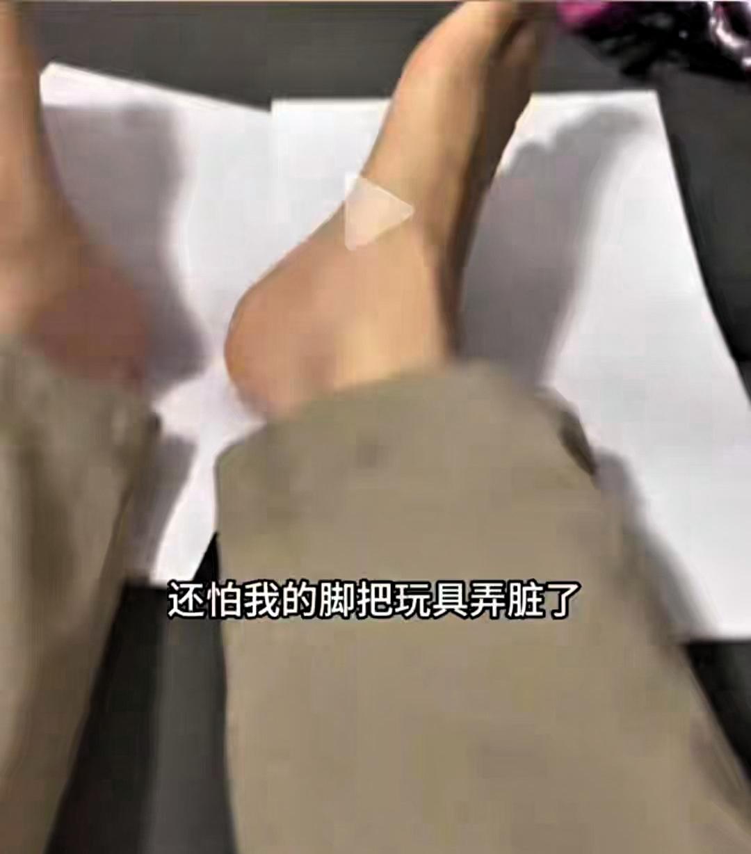 寒心！男子睡弟弟家无被盖后续: 细节曝光，侮辱性极强，网友吵翻
 
广州发生的这