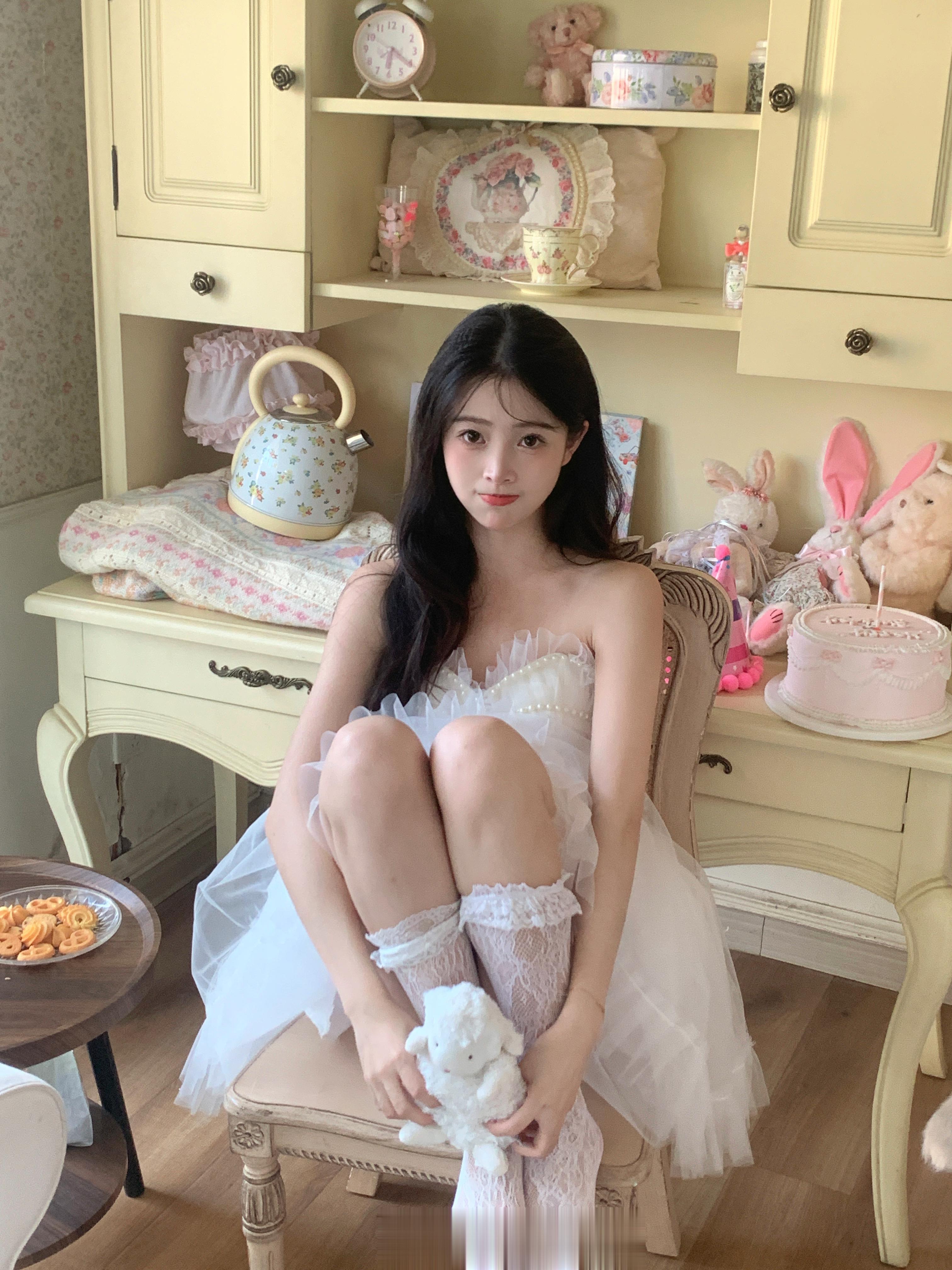 每次来工作室拍照都好喜欢这个房间的布景～好温馨好多娃娃！是女孩子最想要的少女的房
