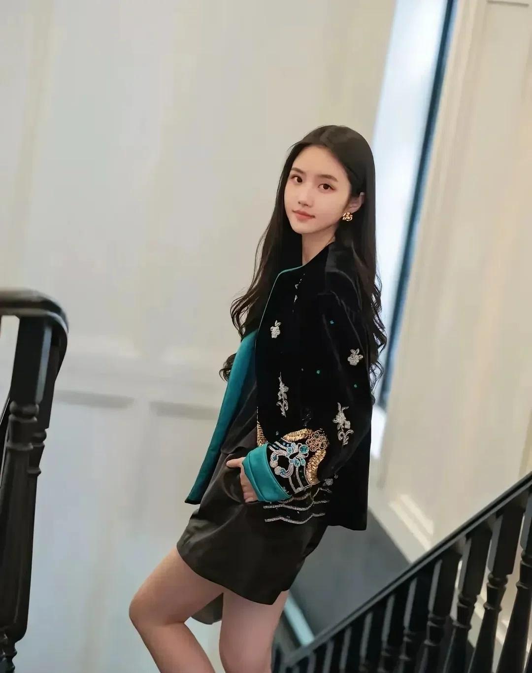 优雅黑丝绒外套，搭配青绿色内搭，时尚又迷人！👗✨