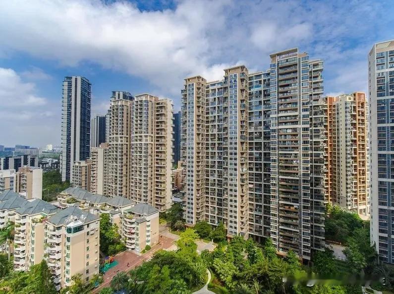 首地容御4房2卫，8万拍卖……

首地容御花园位于南山华侨城片区，小区南面是波托
