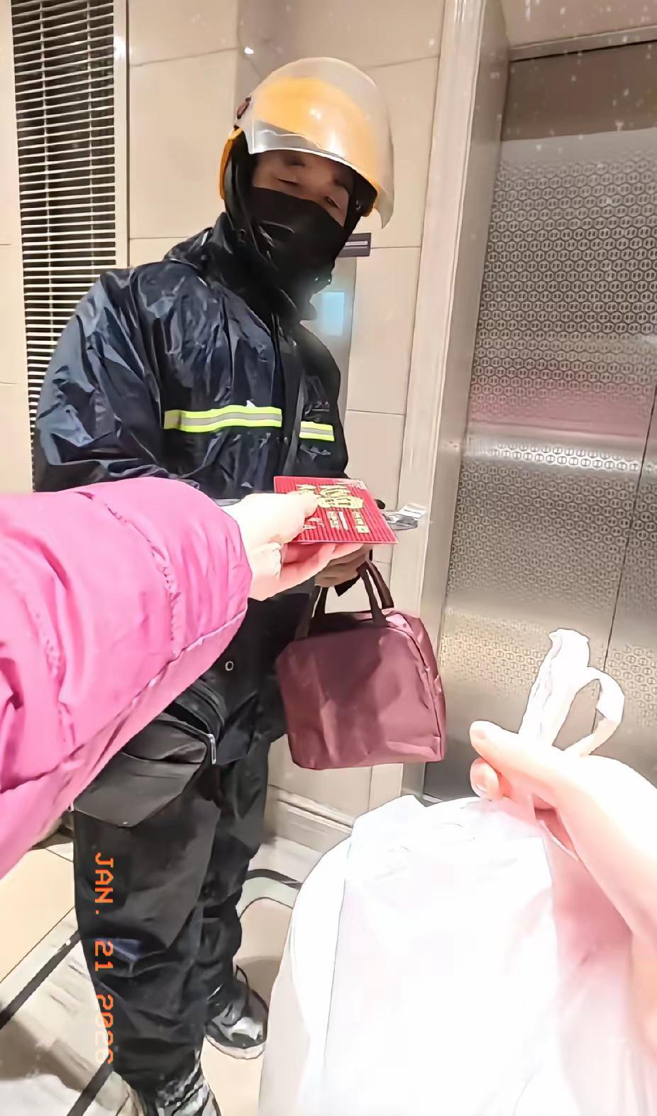 郑州零下8度的大雪夜，这一幕真的戳中人心最软的地方！外卖小哥裹着一身寒气递外卖，