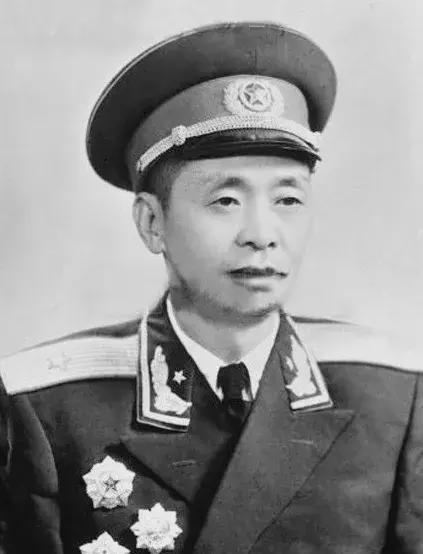 1954年，我军进行军阶鉴定，1位大军区后勤部长被评为正师级。后勤部长认为“级别