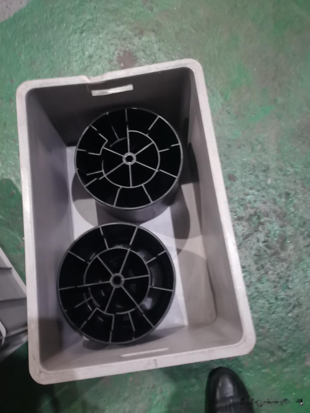 感觉到在厂里干活就是一个混字学问，
凡事不要争个高低，
能装聋卖哑就不要喋喋不休