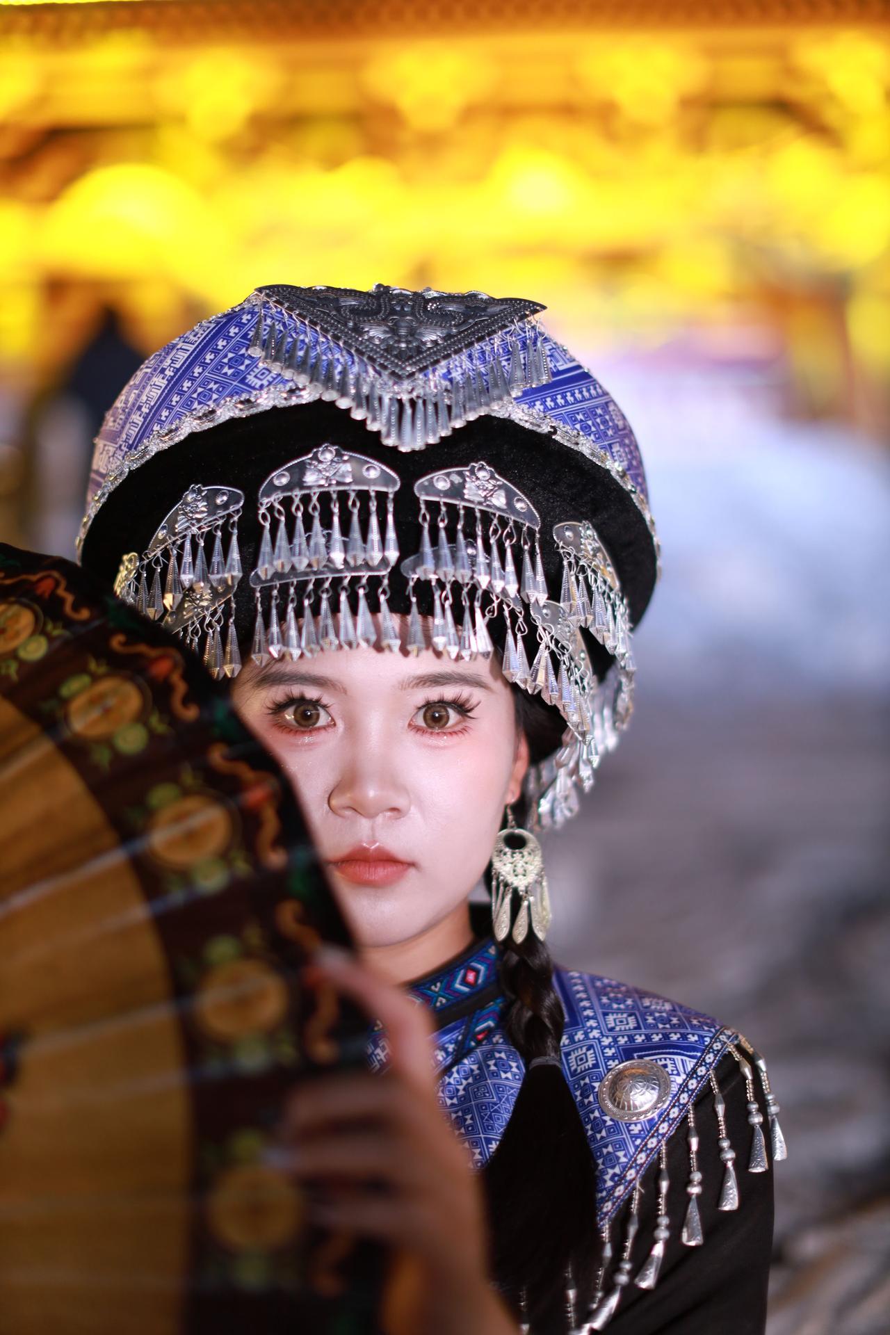 周末的晚上偶遇古镇。随拍了几张？少数民族服饰 民族服装 少数民族文化 少数民族