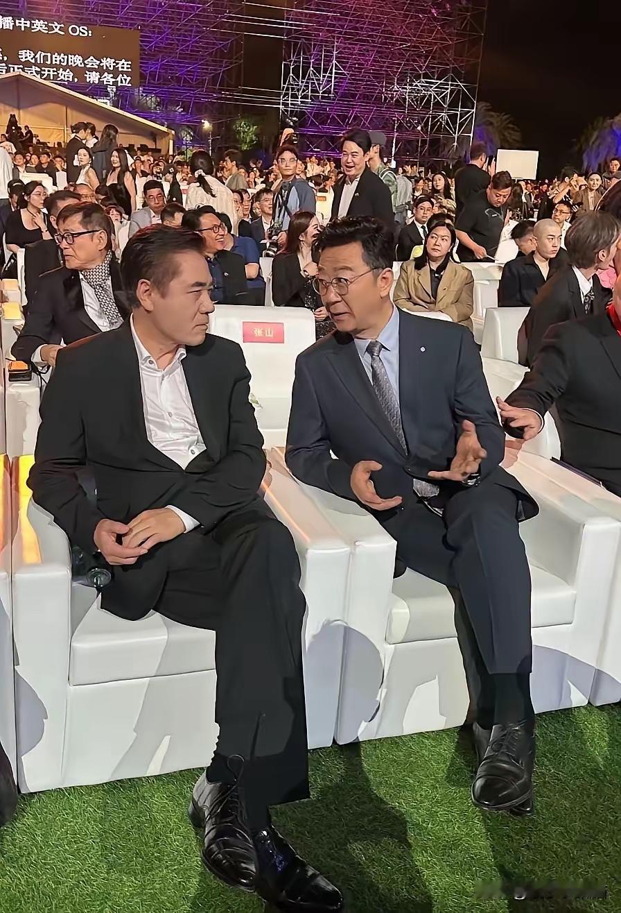 二位实力派演员在聊什么呢，非常认真