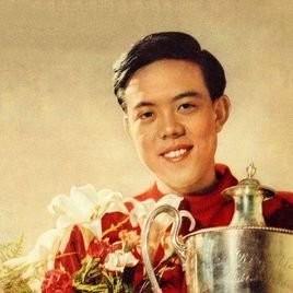 1968年6月20日，一个年轻人被路人发现自缢于北京龙潭湖边一养鸭场旁的树下。经