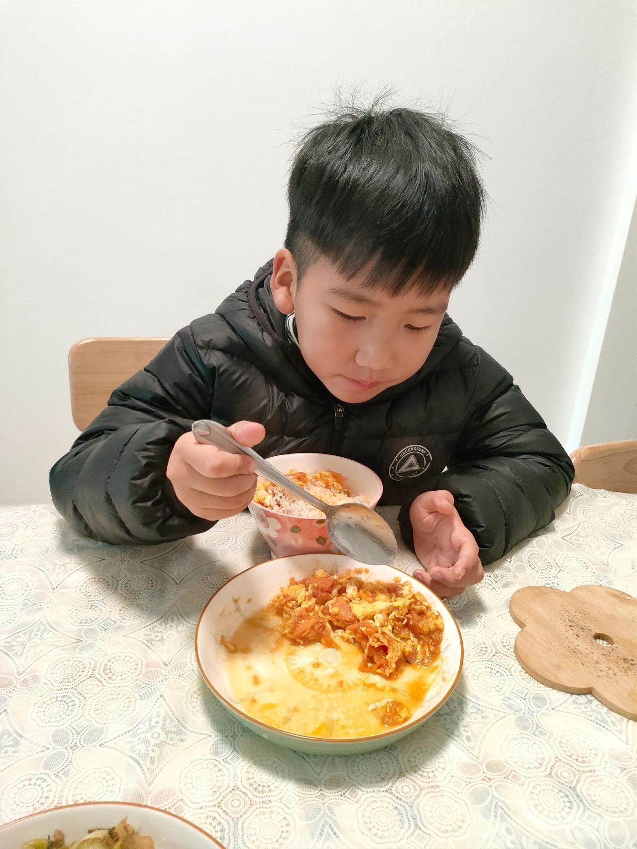 我不爱吃他的番茄炒蛋小孩菜 
他不爱吃我的肉沫炒冲菜大人菜 
家常美食