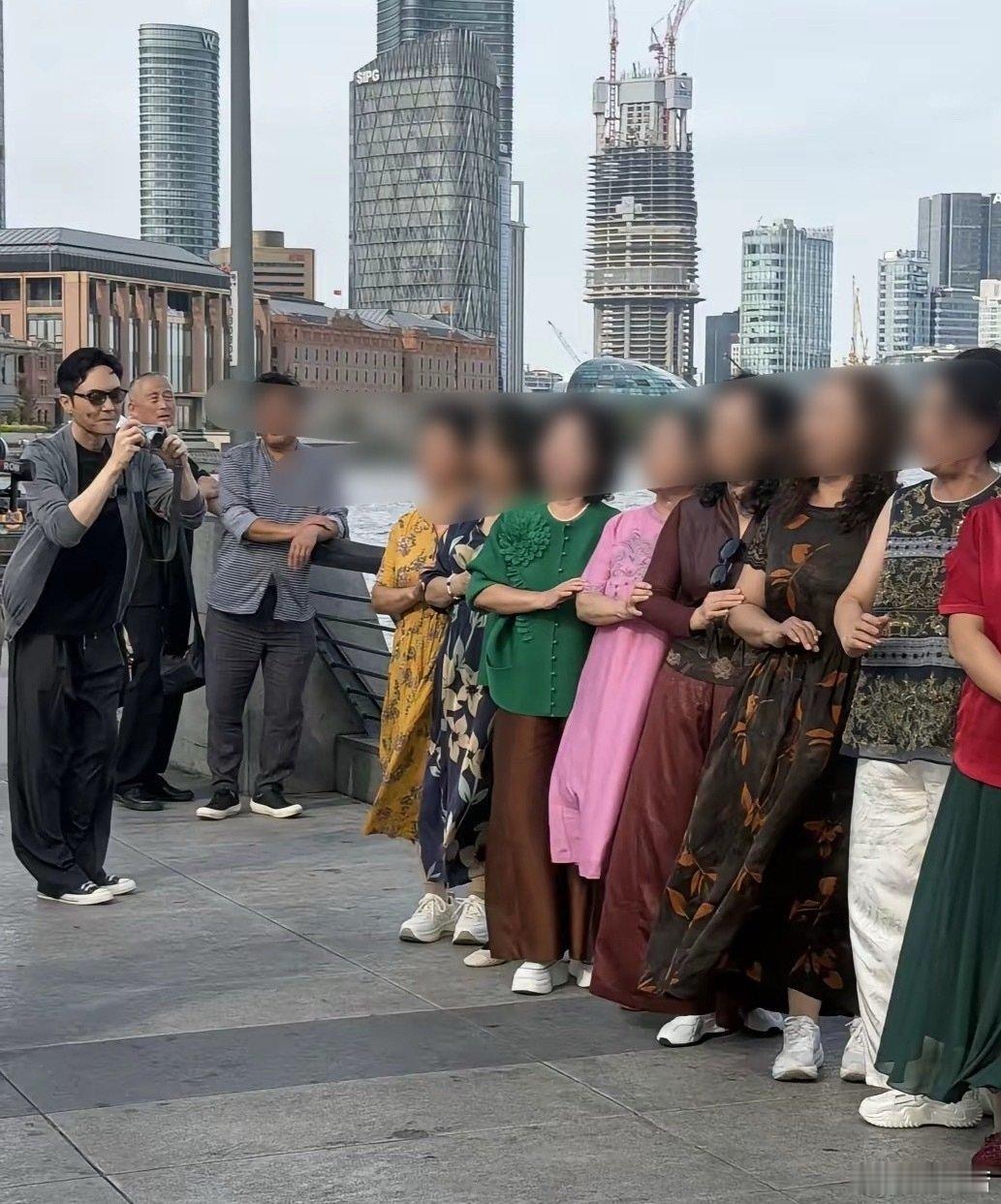 55岁张智在上海外滩被偶遇，身着打扮时尚，路人缘看着真好啊，怪不得袁咏仪非他不嫁