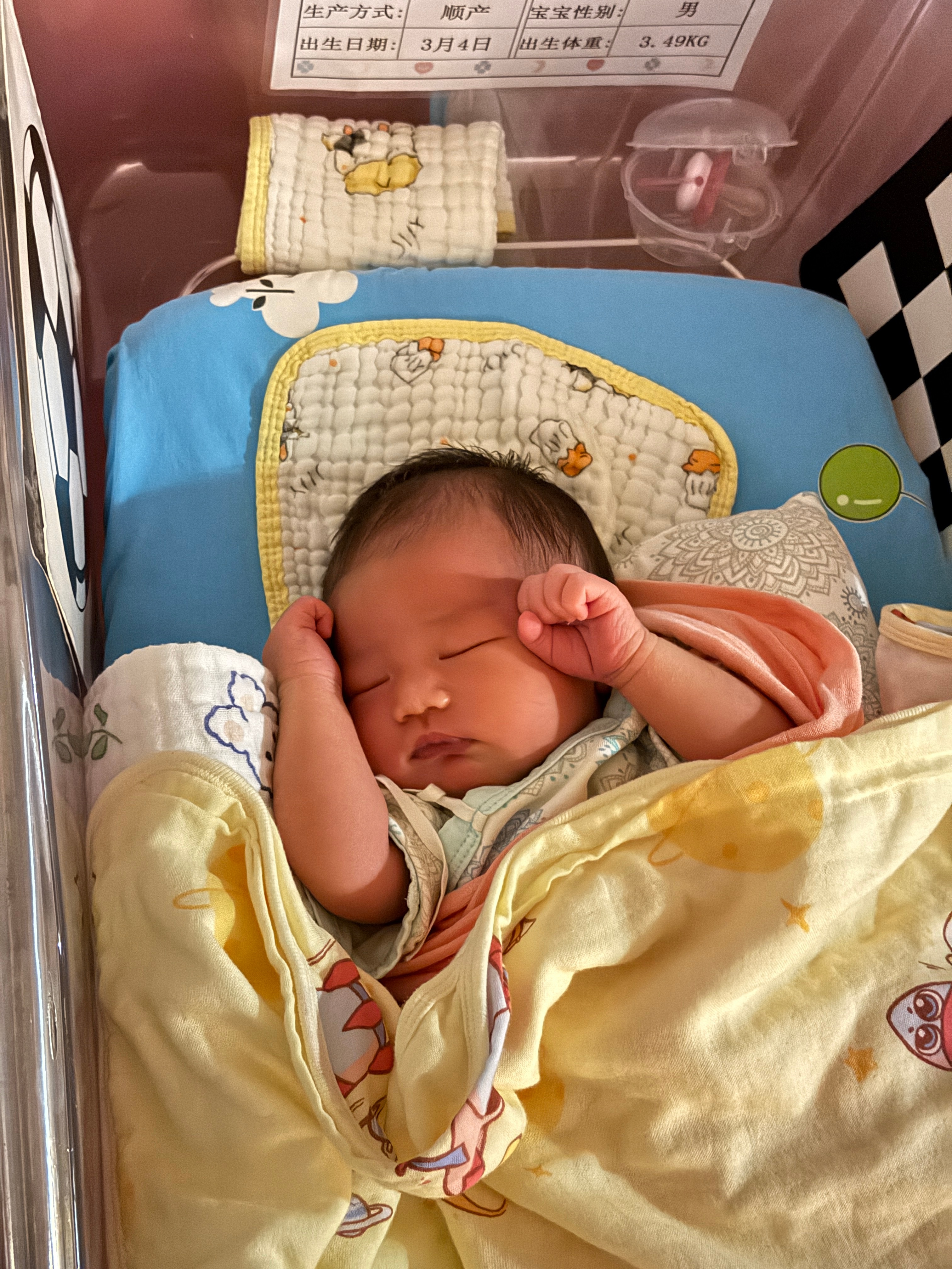 带娃好像也没那么复复杂小爆爆一出生就喝奶很猛，护士小姐姐说他现在只能喝50ml 