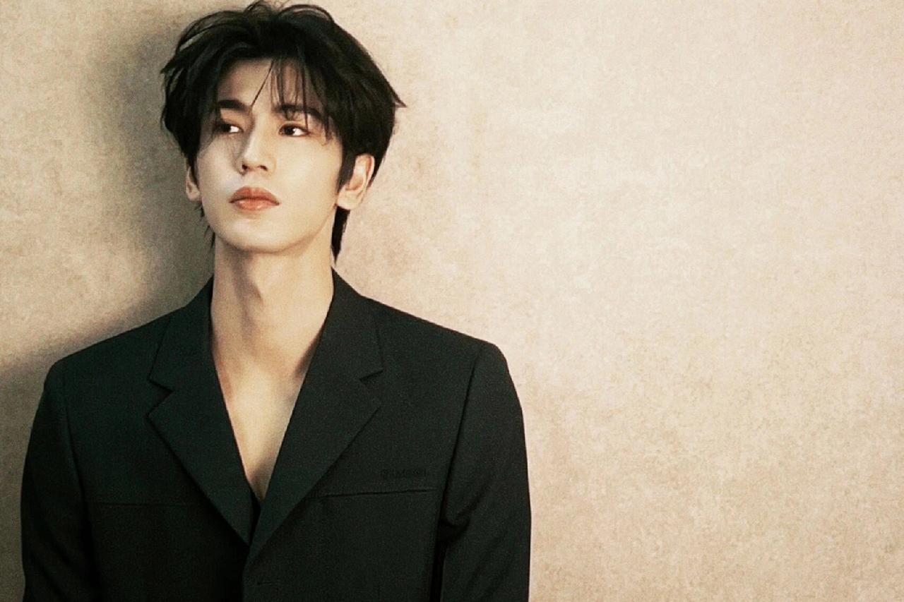 张凌赫那是真帅啊，帅是一种感觉，他就完美诠释了这种感觉。他的五官精致立体，深邃的