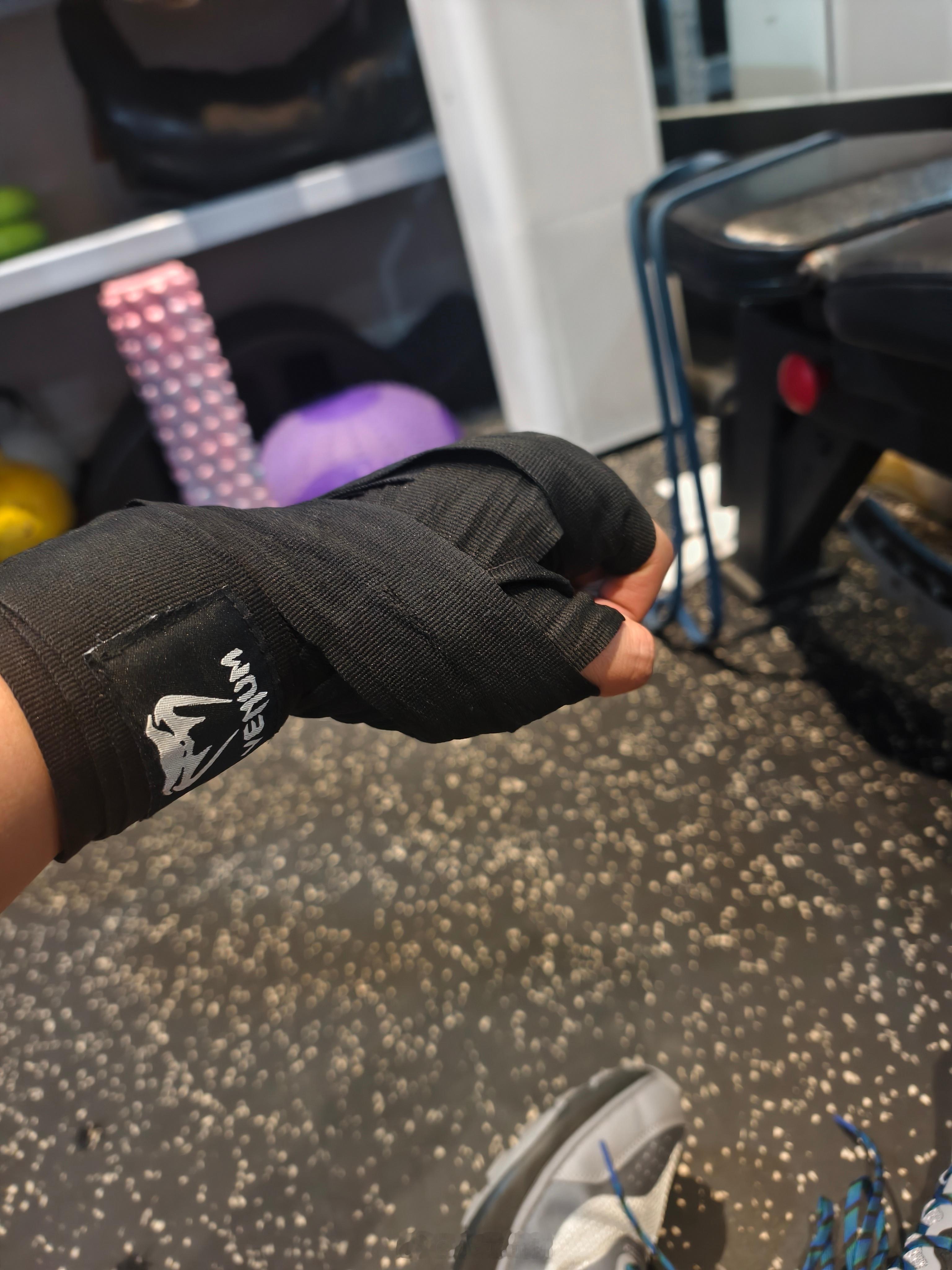 健身打卡–––第五天今天打拳教练:使劲，给我腿踢青最后我脚腕有点青我都休息五分钟