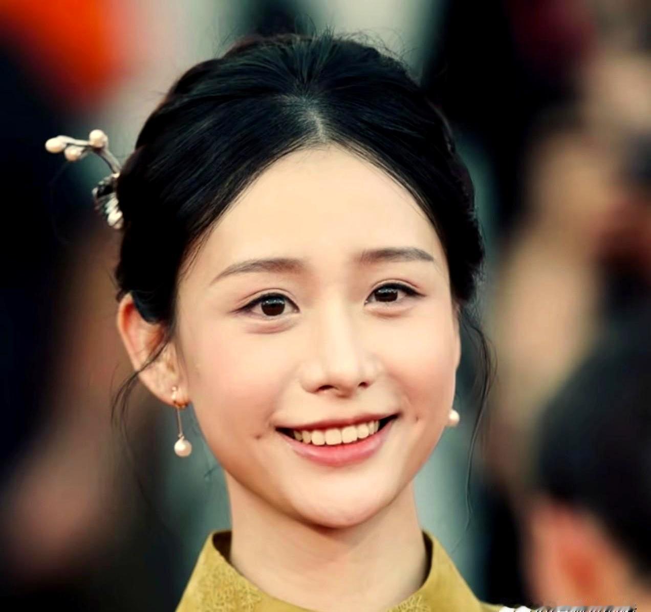 红毯上仙一抹白，转身却是玩具厂的插画师。
王晓慧，出演《阿嫲的情书》之前在厂里画