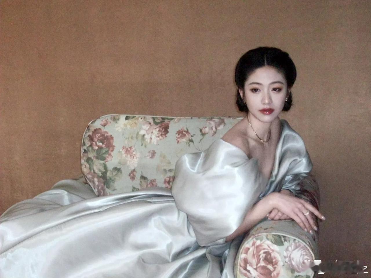 向涵之吞云吐雾这动作，烟龄应该不短！
事实也又一次证明，向涵之是一名好演员，她的