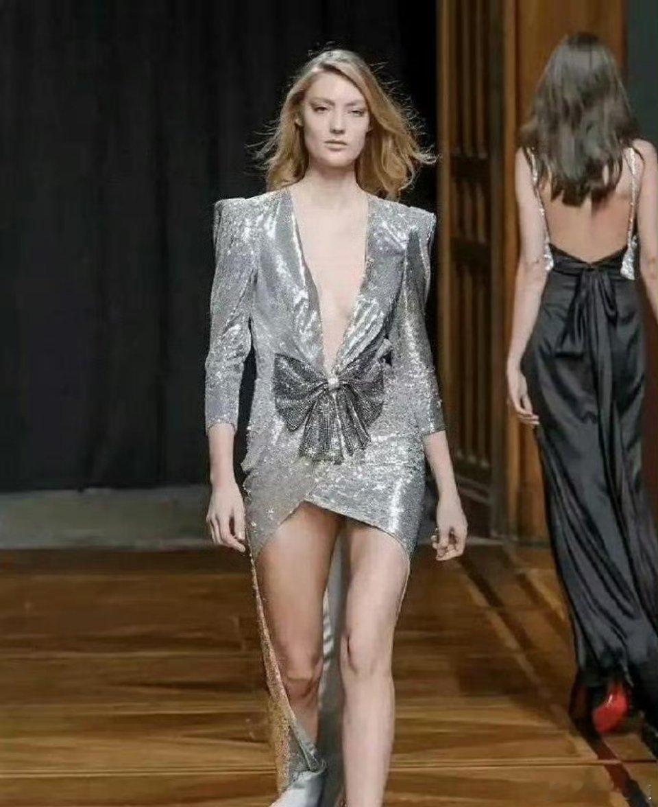 李沁真聪明，巧妙地在衣服胸口做了小处理，既大方又得体。 