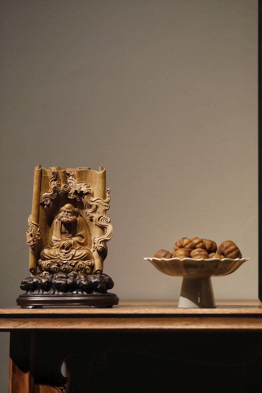 老山檀香 | 达摩 摆件整料清刀制像，达摩端坐于云纹之间，面容苍劲，须髯虬结，神