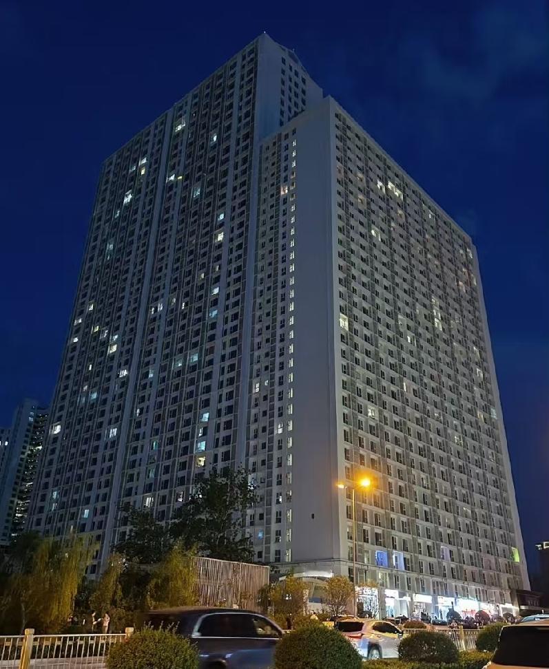 上周末路过赛格中京坊，抬头看了一眼那栋楼。

说真的，我被密密麻麻的窗户惊到了。