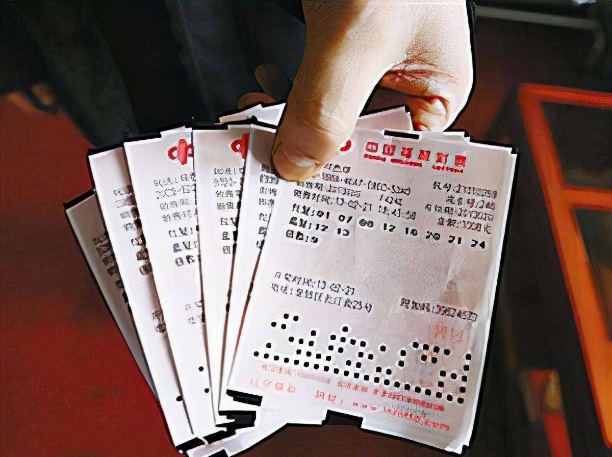 【男子买彩票中500万为保奖金离婚】“飞”来的百万大奖成了婚姻的“试金石”，丈夫