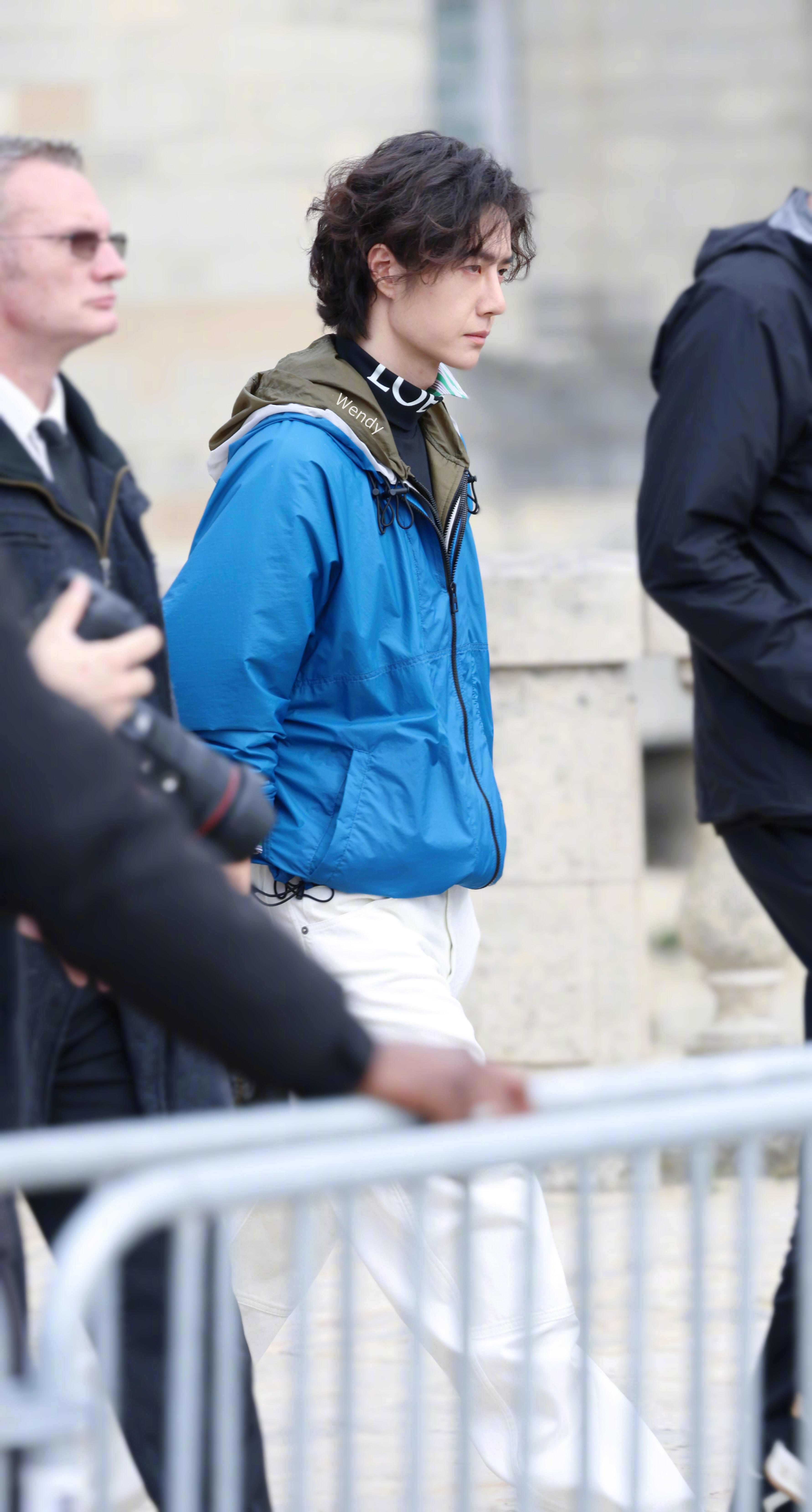 看来王一博很符合各国审美，你给他这次巴黎时装周造型打几分呢？外国摄影师喊王一博喊