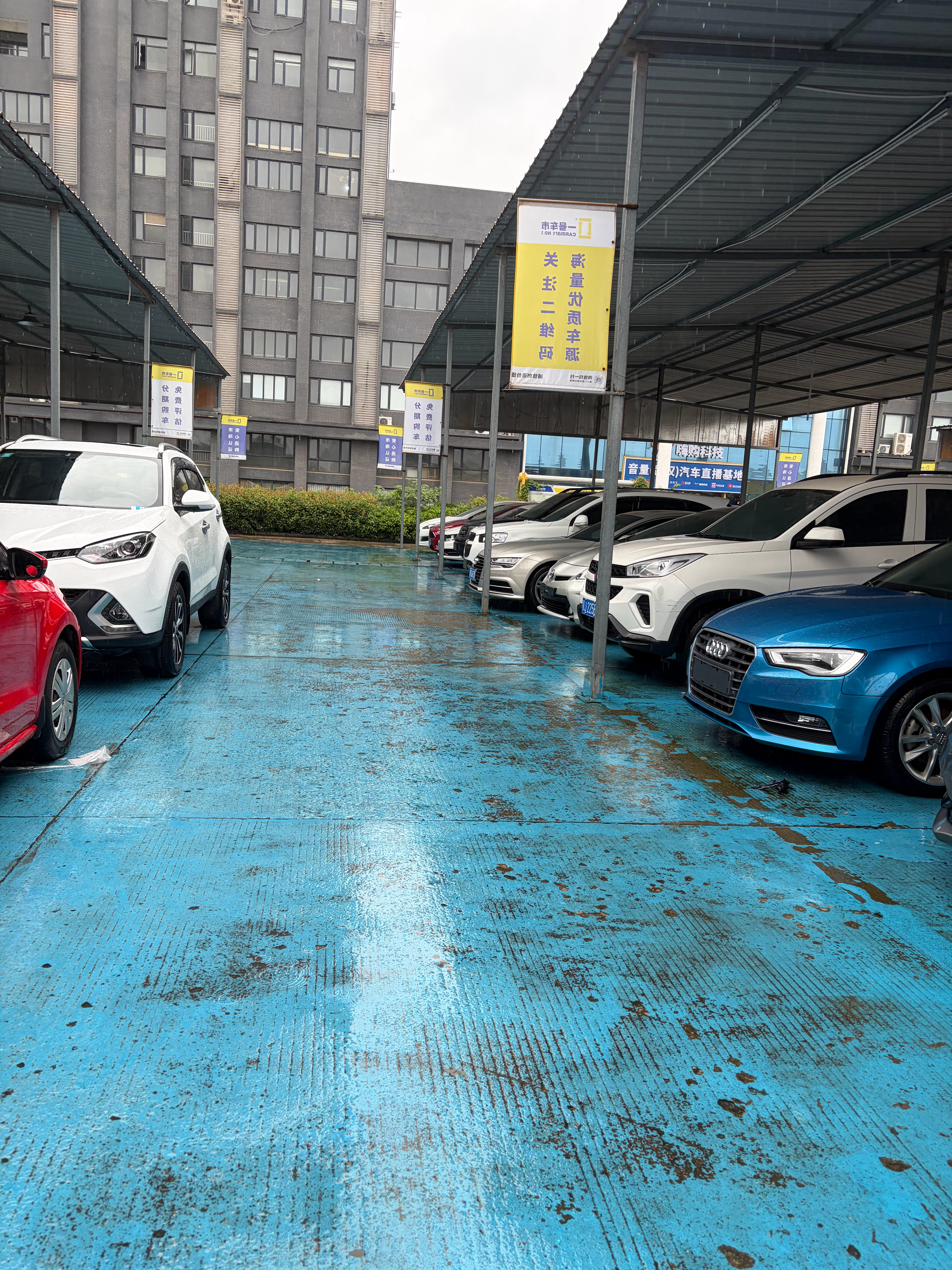 雨下得没完没了…… 武汉·一号车市
