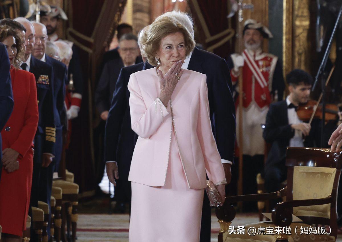 金羊毛授勋仪式上的索菲亚王后！粉色穿搭一点也不违和！母子情深啊！