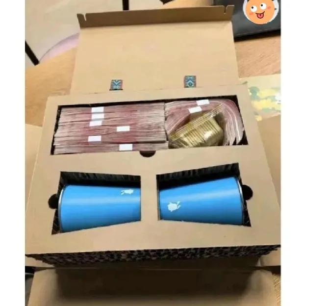 领导把他人托关系送给自己的礼品​转赠，拆​开后发现​问题，当场让人进退两难，不​