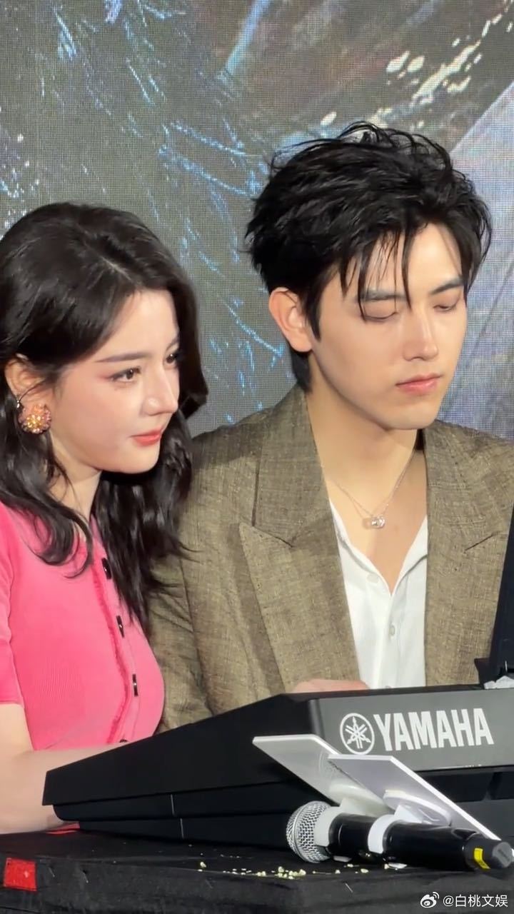 热巴陈飞宇四手联弹热巴陈飞宇弹致爱丽丝 追剧团最佳画面：热巴陈飞宇四手联弹《致爱