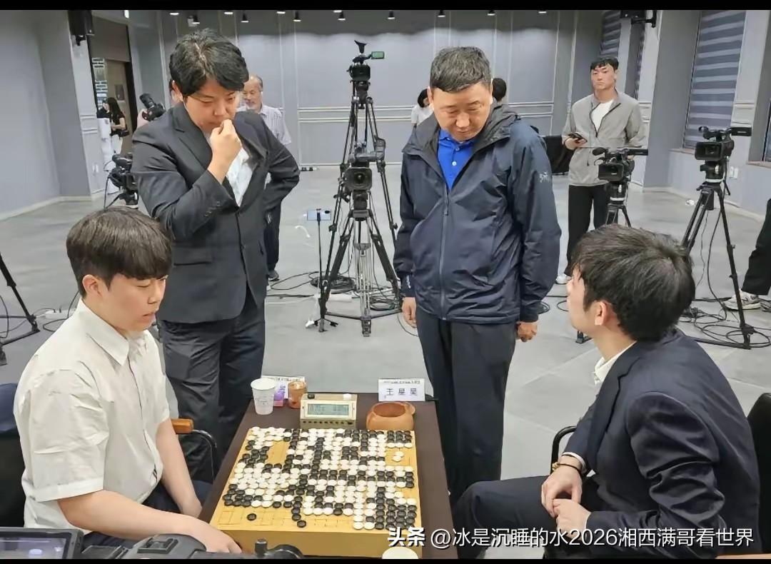 韩国棋手申旻埈（Shin Min-jun）
出生日期：2000年1月17日
国籍