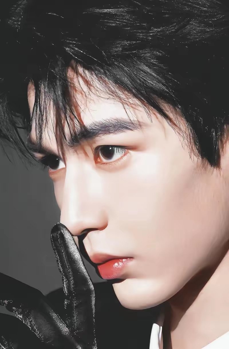 原本觉得肖战已经是颜值的天花板，谁知又来了个张凌赫。这两天追《逐玉》入了迷，可惜