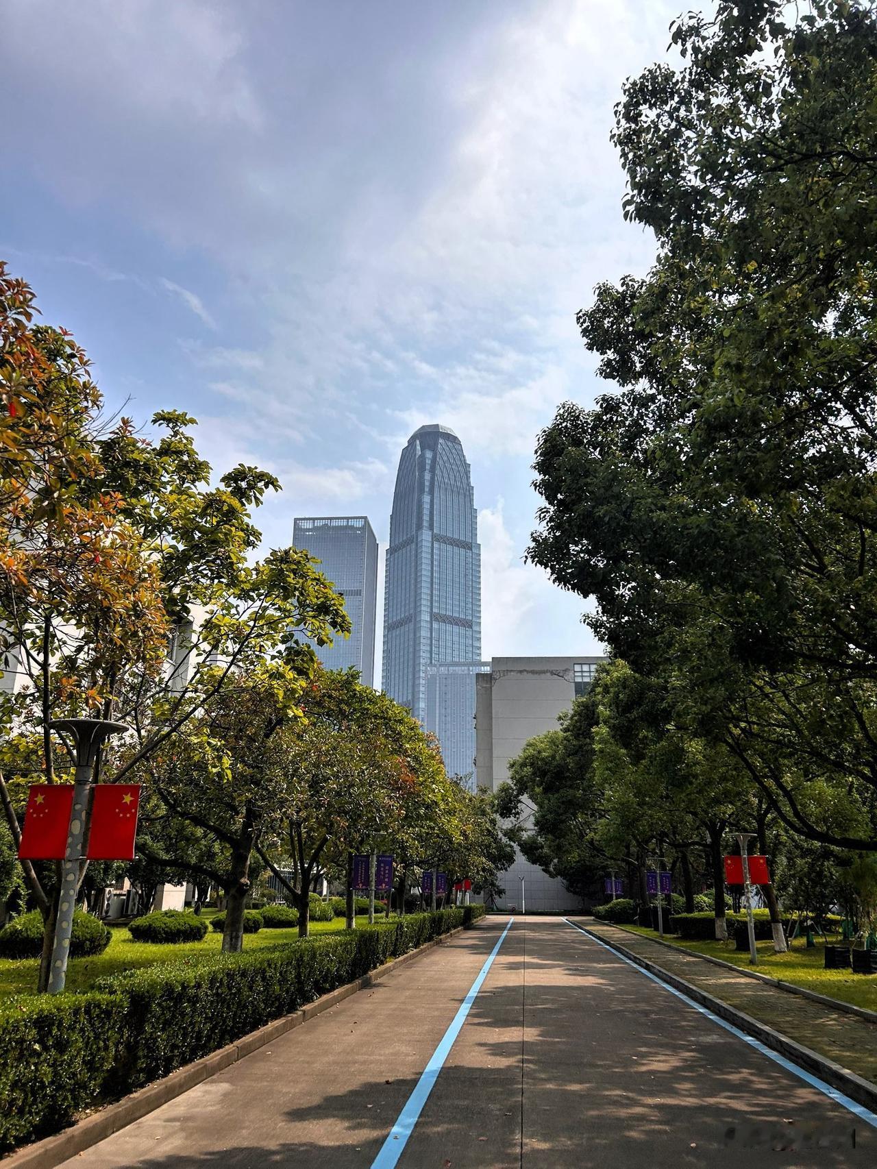 🔥台州人心中的城市地标！天盛中心，外观造型确实很有辨识度！
坐落椒江中央商务区