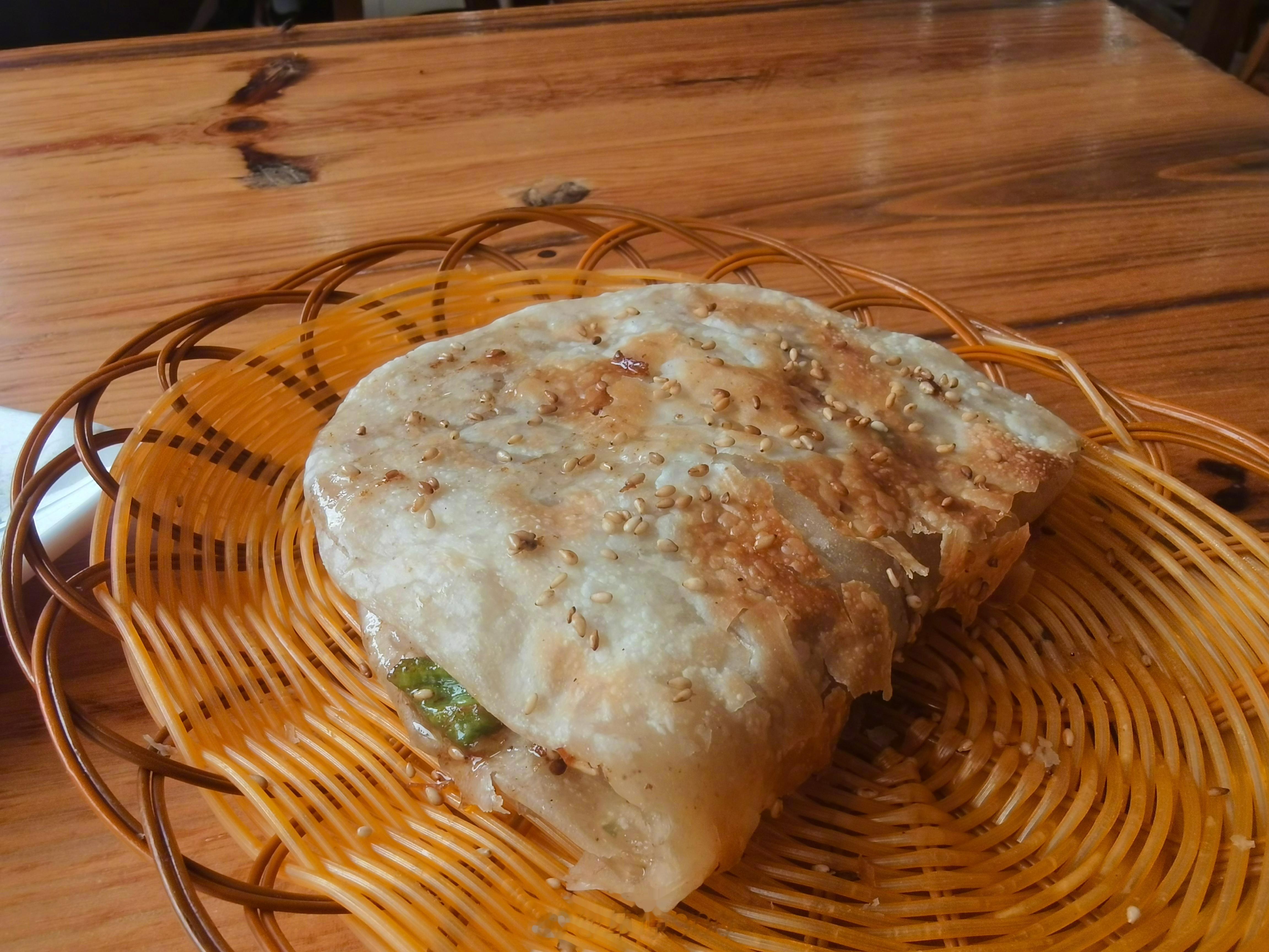 拉萨机场旁边的陕西肉夹馍店赫赫有名很多年了，每次只要是航班来回西藏，都抽时间来大