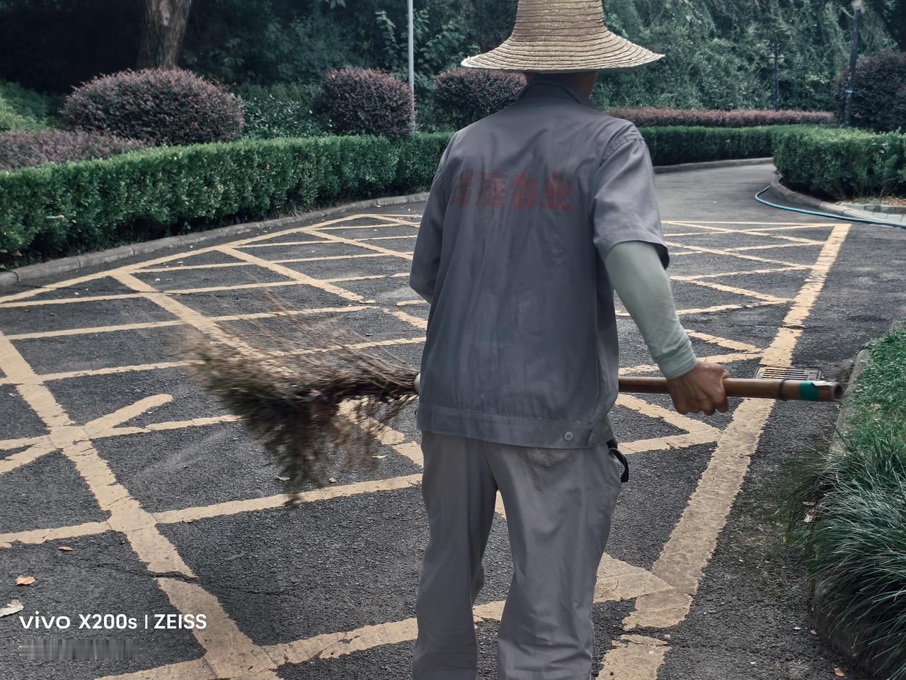 你支持为环卫工发放高温补贴吗我不仅支持环卫工高温发补贴，还支持所有在高温期间户外