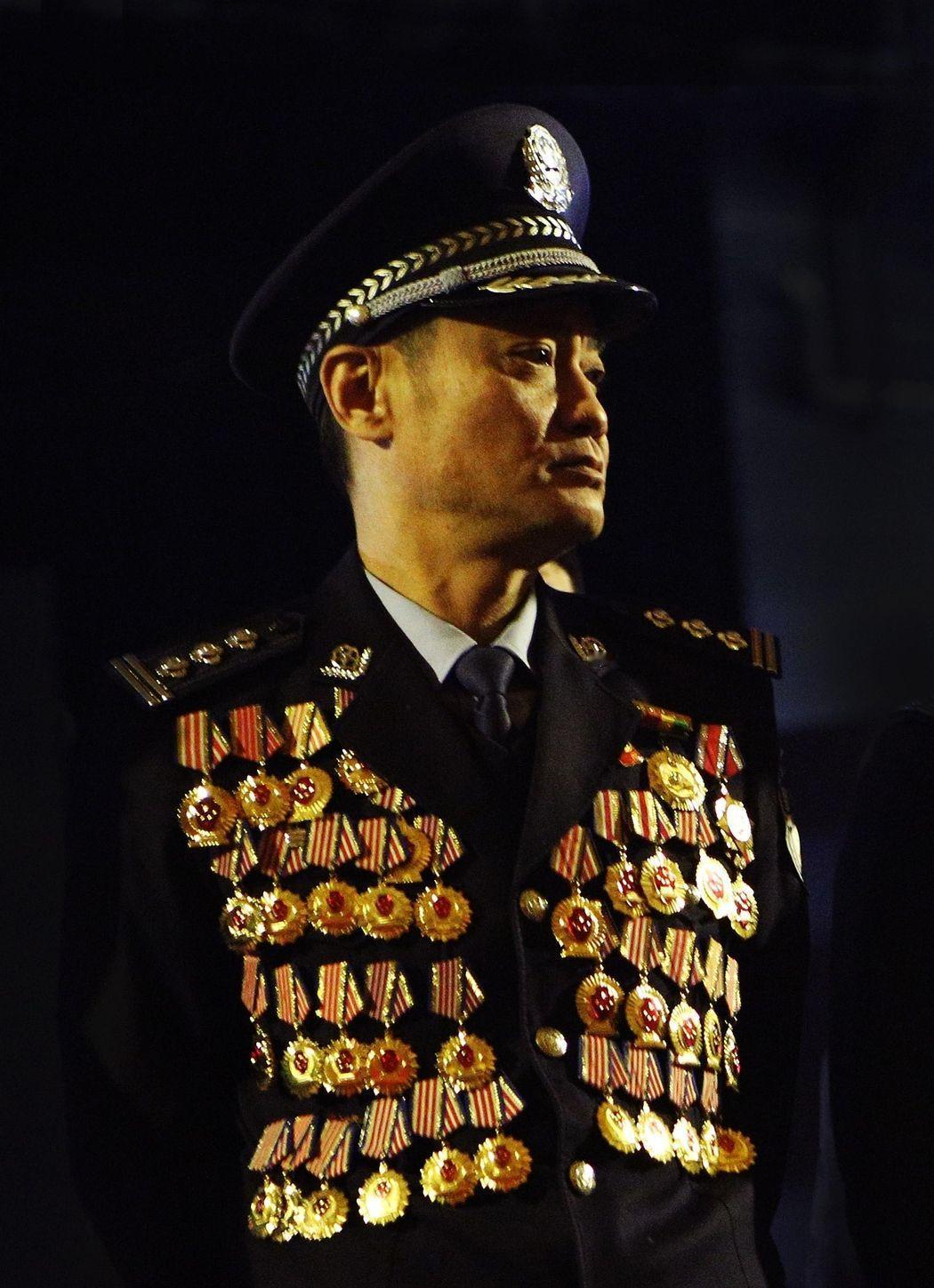 1998年，在兰州火车站大厅，警官程鹏见一名男乘客形迹可疑，就上前盘问。不料，那
