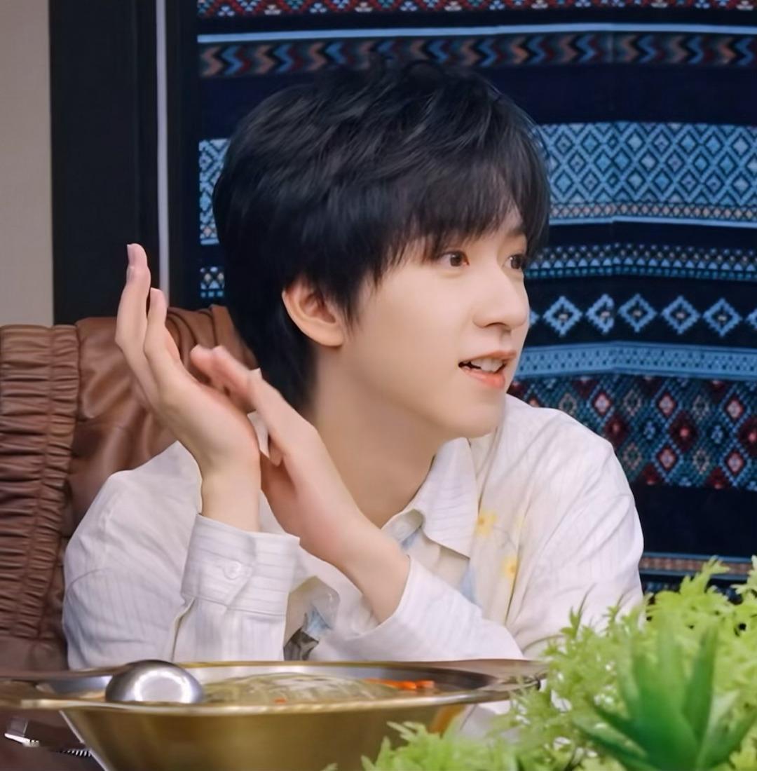 眼睛真大 