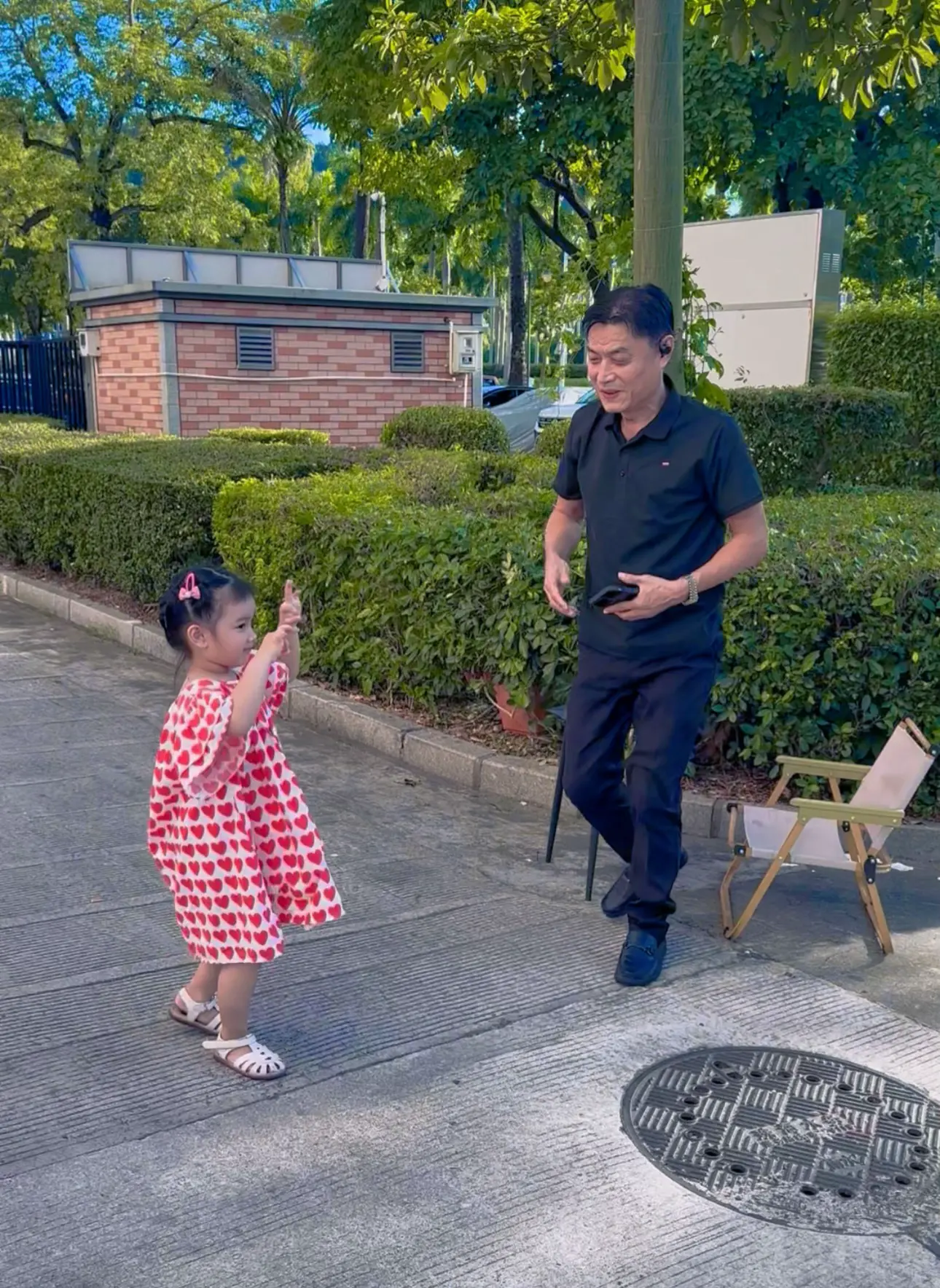 爷爷看见孙女超级开心，心里面真的是除了幸福还是幸福，简单又珍贵，愿这样...