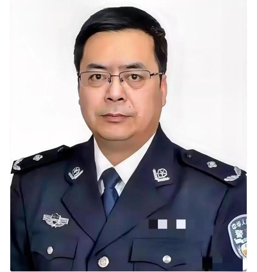 刚刷到个通报，这剧情编剧都不敢这么写。管了大半辈子监狱的头头，大概率要把自己给送