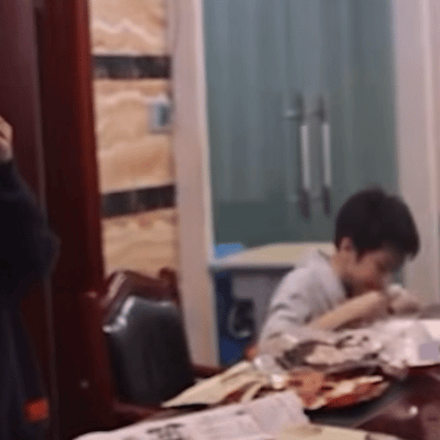 我宝宝就这样乖乖地扒拉零食 