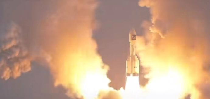 神舟二十号载人飞船疑似遭空间微小碎片撞击，正在评估风险。为确保航天员生命健康安全